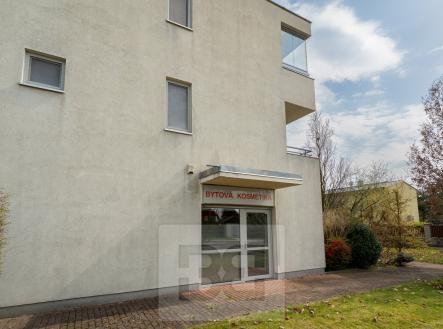 Pohled na dům | Pronájem - obchodní prostor, 35 m²