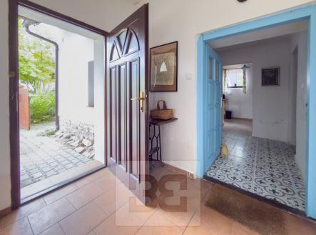 Vchod | Pronájem - dům/vila, 107 m²