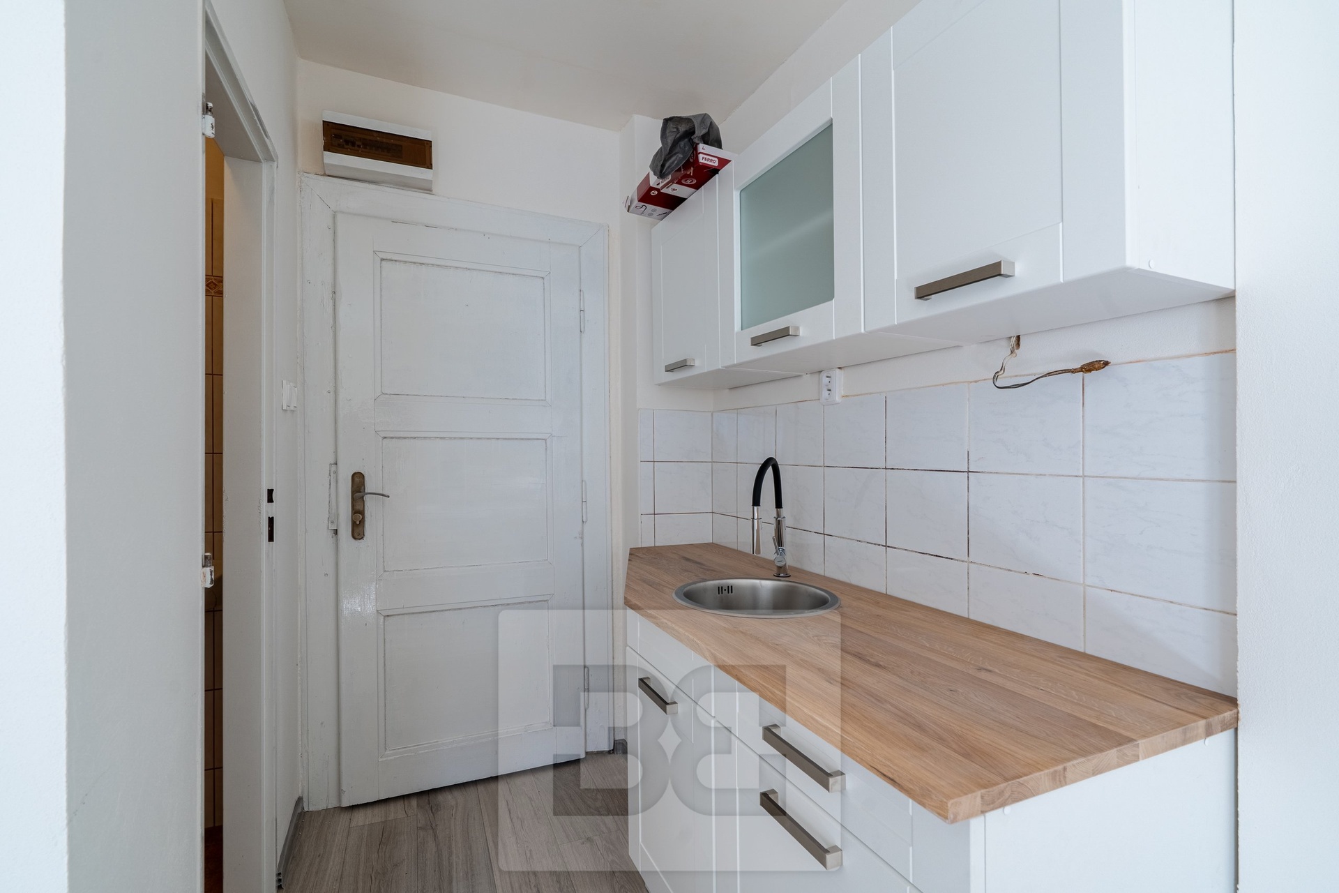 Pronájem bytu 1+kk 19 m², Praha - Kobylisy