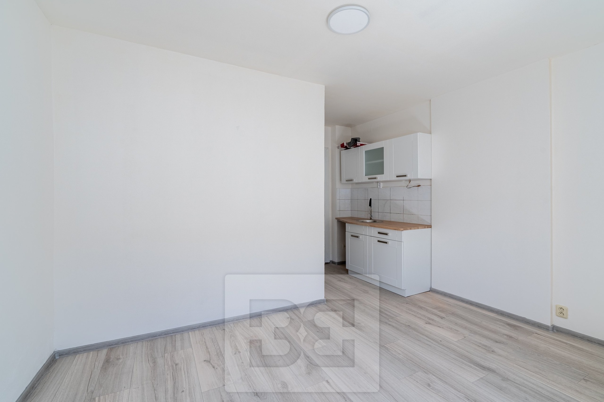 Pronájem bytu 1+kk 19 m², Praha - Kobylisy