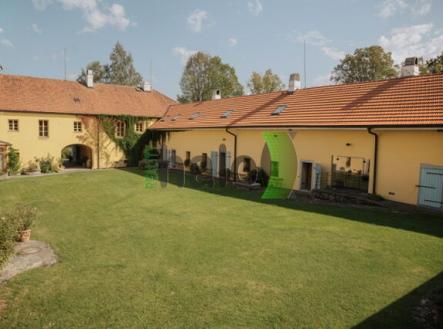 Prodej - nájemní dům, 2 200 m²