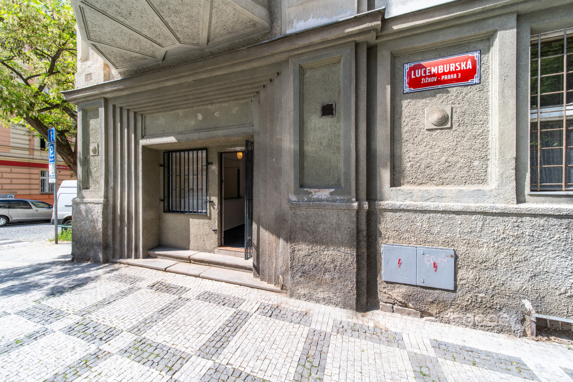 Prodej komerčního prostoru 53,2 m2 (vchod z ulice + výloha) v ulici Lucemburská