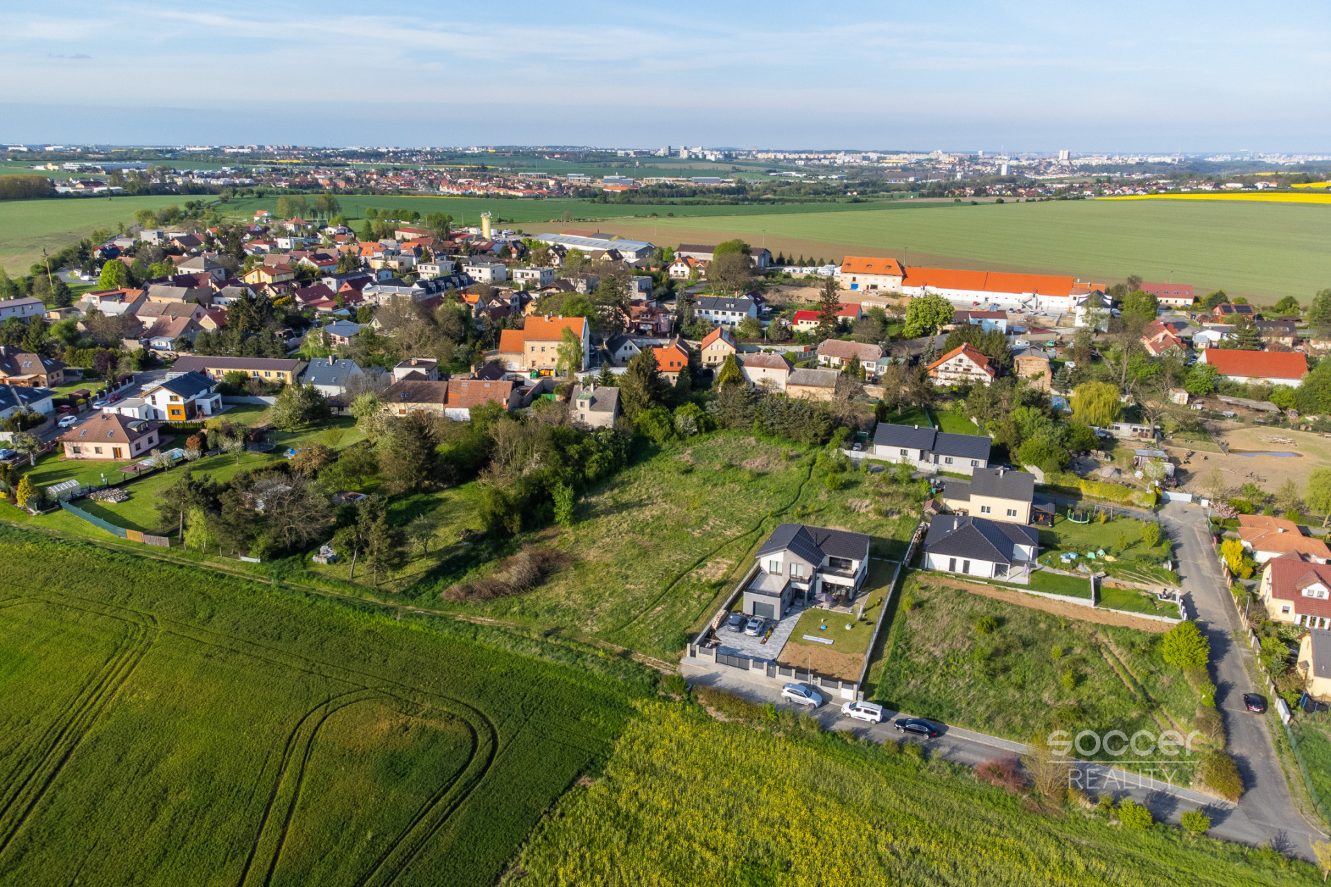 Prodej stavebního pozemku s malým domem v obci Dobříč u Prahy, Praha - západ.