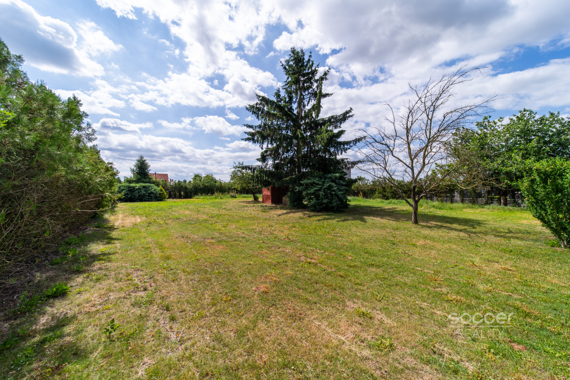 Prodej stavebního pozemku 1300 m2 v obci Záryby.