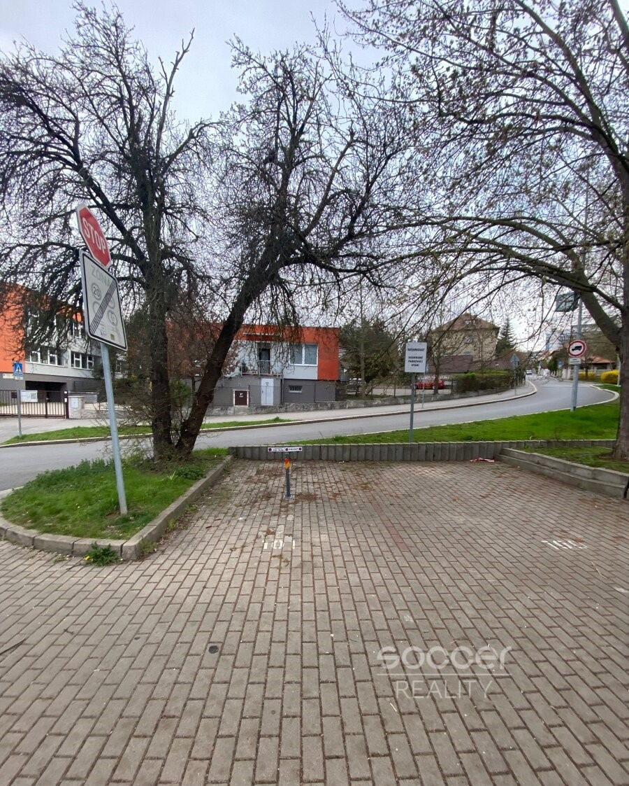 Pronájem venkovního parkovacího stání v ulici Kudrnova, Praha 5 - Motol.