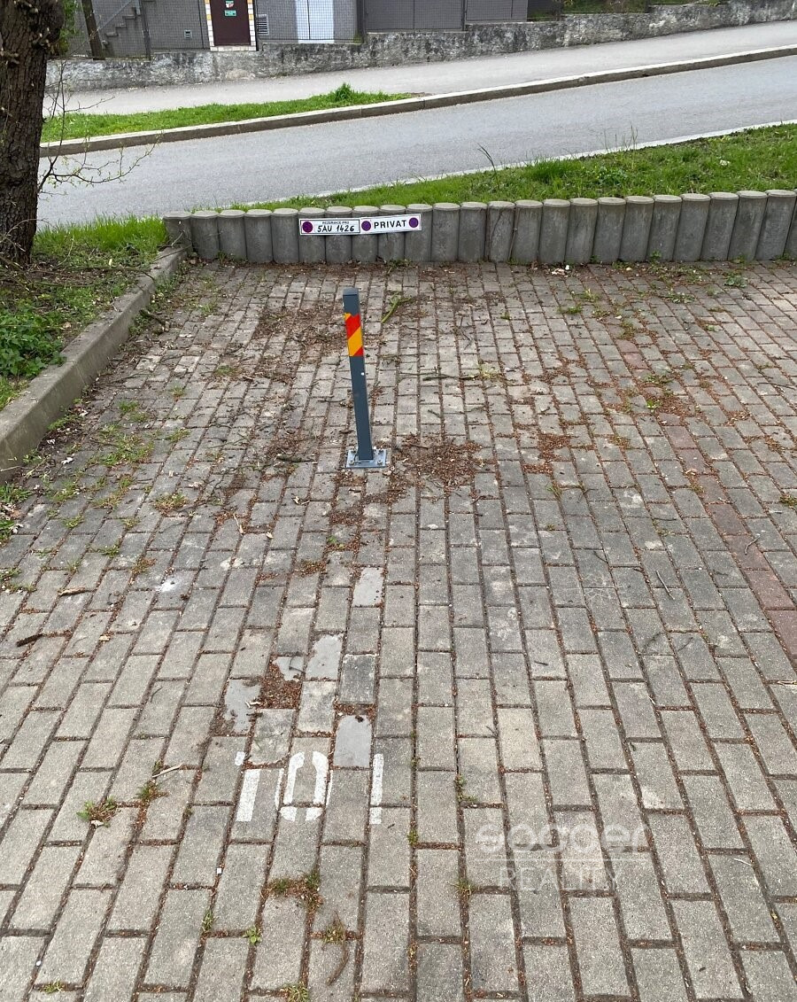 Pronájem venkovního parkovacího stání v ulici Kudrnova, Praha 5 - Motol. 