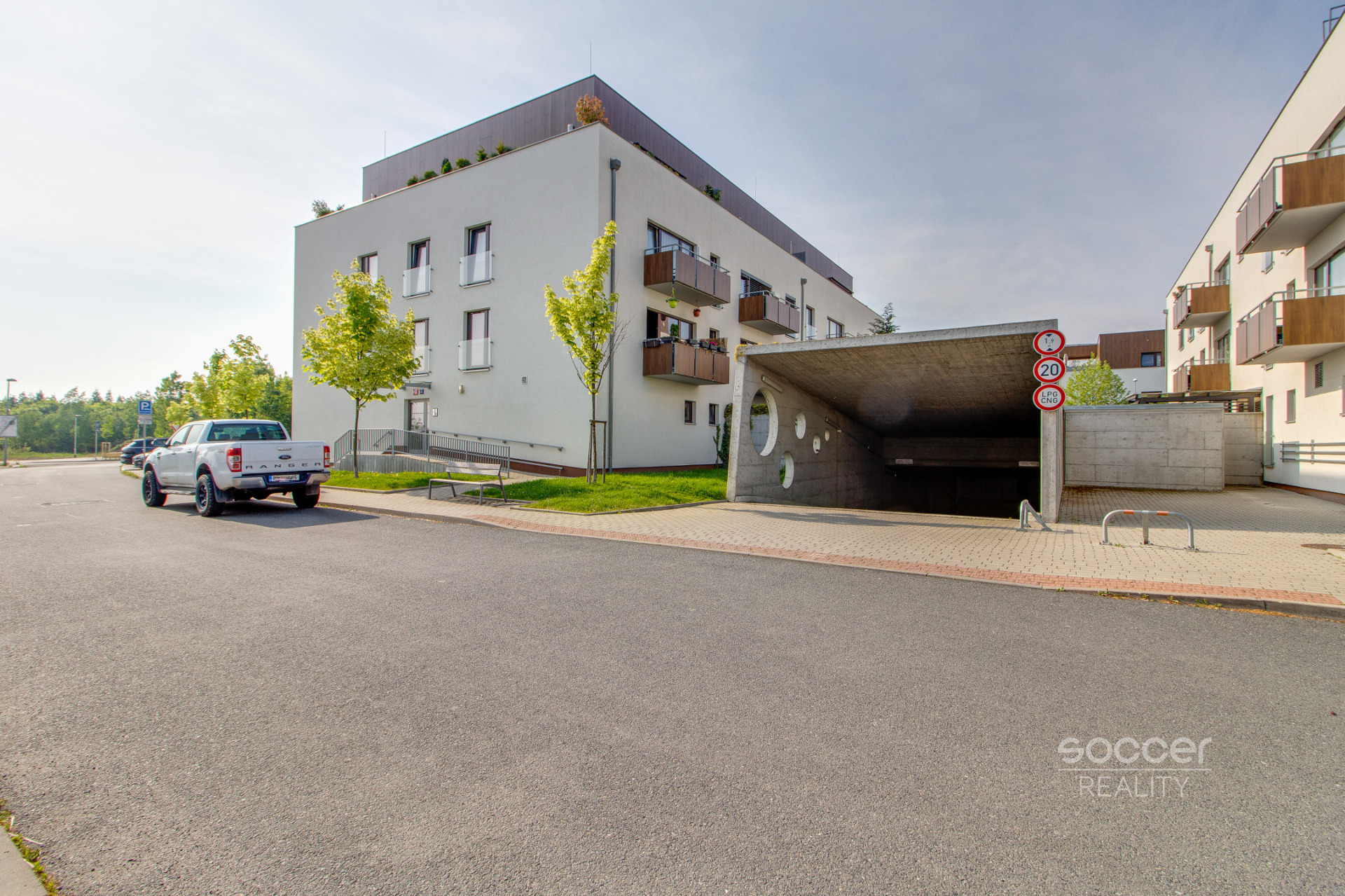 Prodej bytu 4+kk/sklep/garážové stání/balkon, 104m2, ul. Nepomuckých, Praha 9 - Letňany.