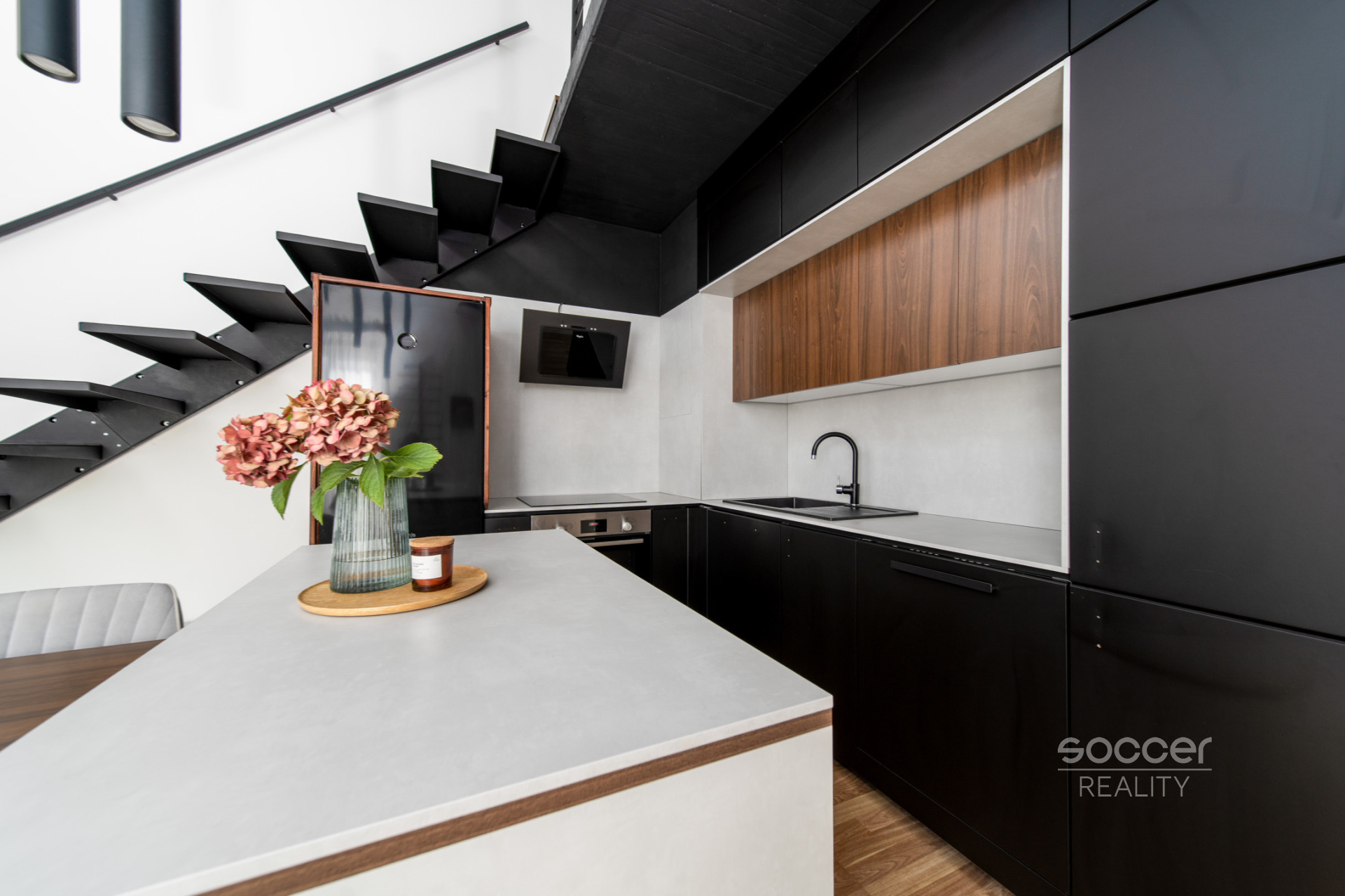 Prodej loftového bytu 1+kk s balkonem a možným sklepem a GS – Bydlení na Krejcárku, Praha 9.