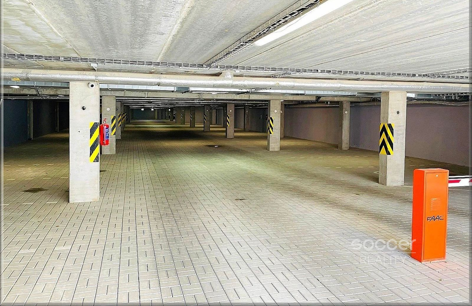 Pronájem garážového stání, ul. Višňová, Milovice.