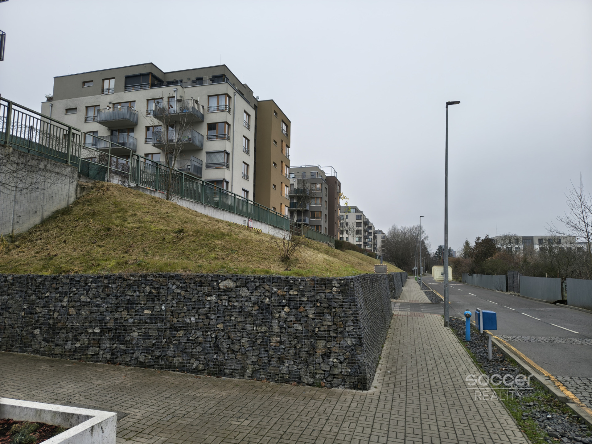 Pronájem garážového stání v ulici Modrého, Praha 9. 
