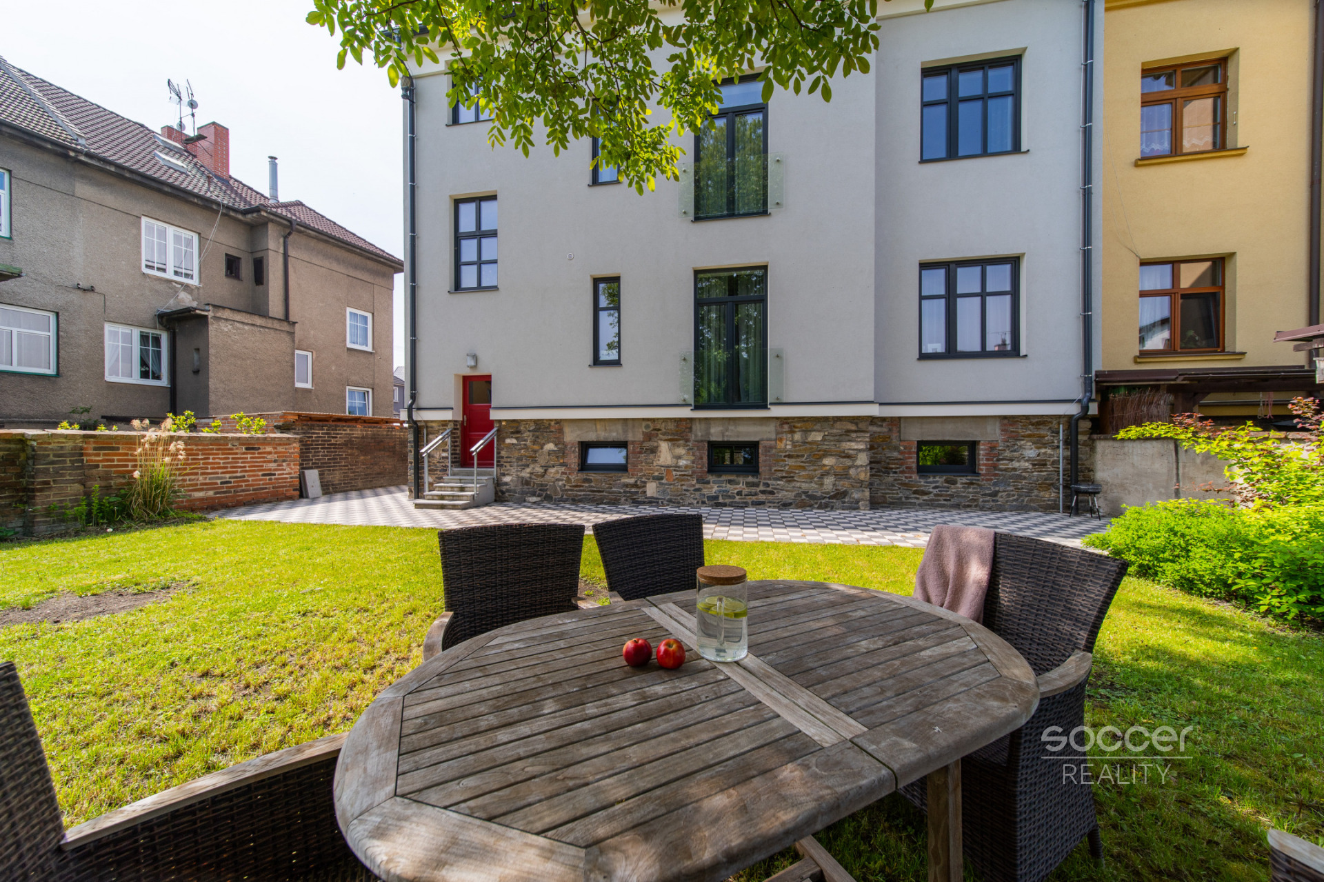 Nadstandardní velmi krásný byt ve vile se zahradou.