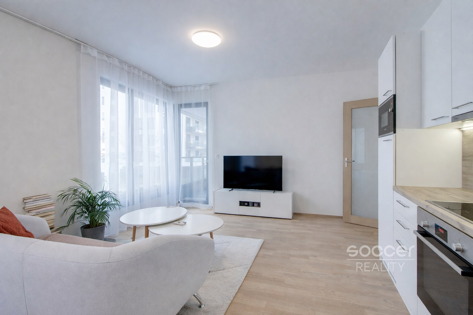 Pronájem bytu 2+kk, 48,4 m2 s balkonem 3,4 m2 a sklepem, Praha 7 – Holešovice, ul. Sanderova.