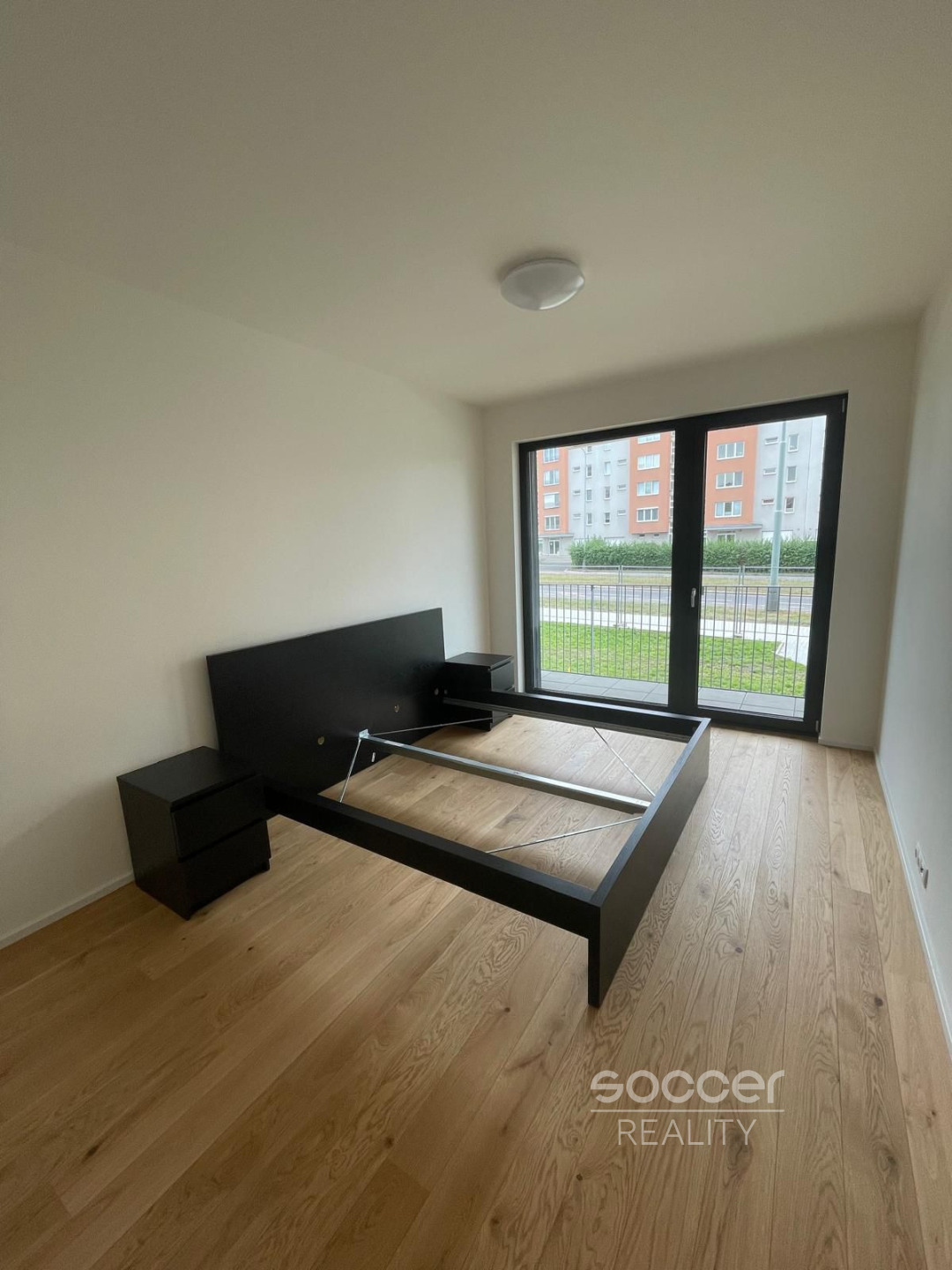 Pronájem bytu 2+kk, 54,1 m2 s terasou 5,7 m2 a sklepem, Praha 10 – Strašnice, ul. Ramonova.