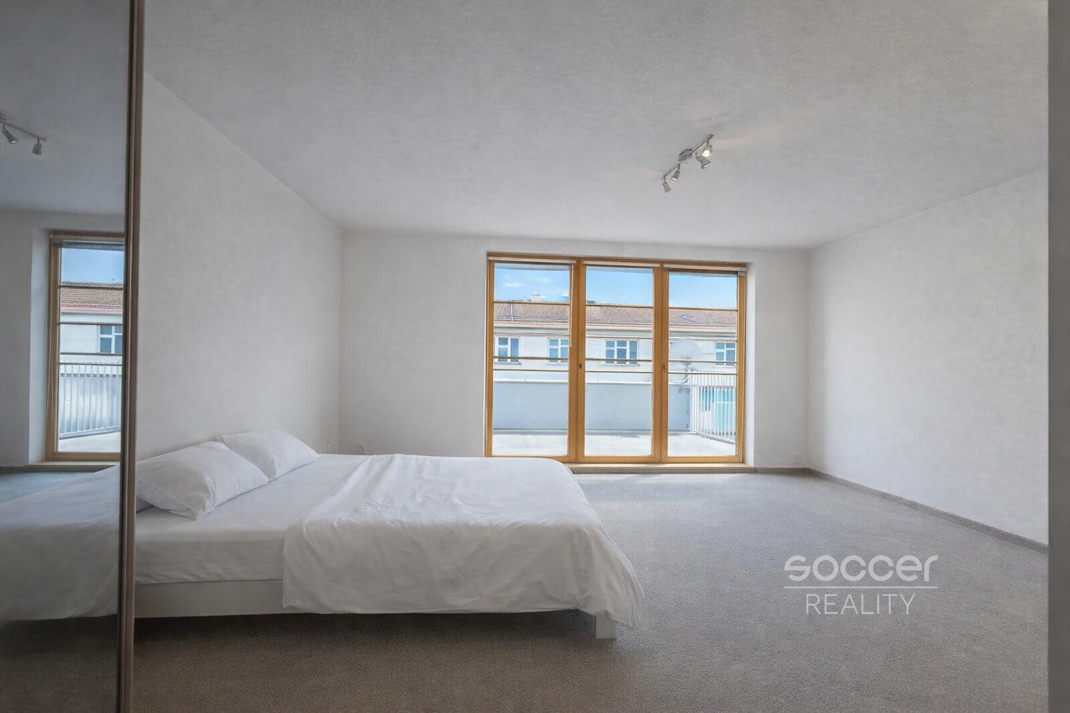 Pronájem bytu 1+kk 38 m2/PS/S, ul. Randova, Praha 5 - Smíchov.