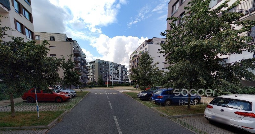 Pronájem garážového stání v ulici Zakšínská, Praha 9 - Střížkov.