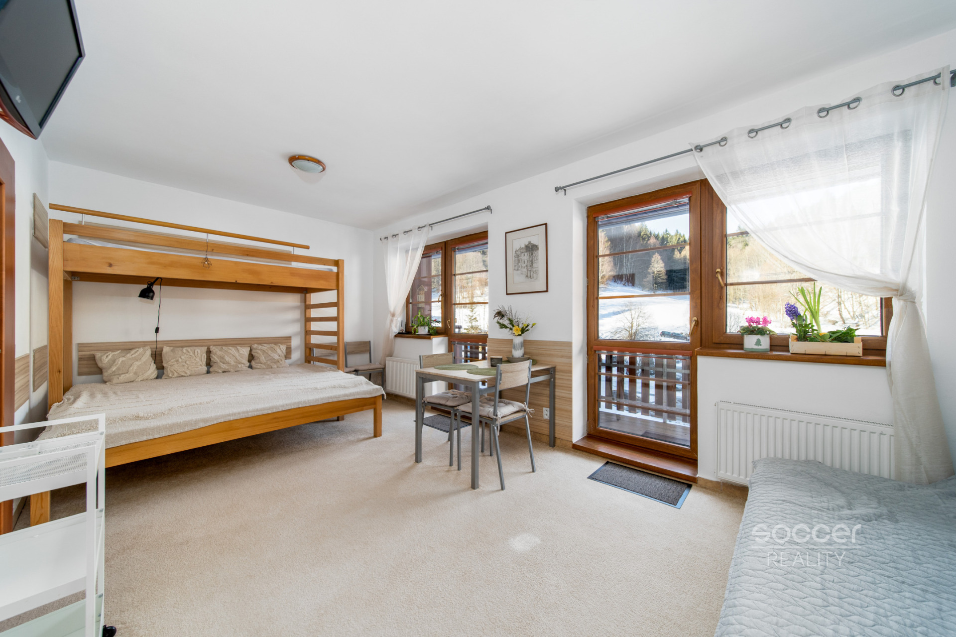 Z obýváku přímo na sjezdovku! Stylový apartmán 1+kk s terasou a parkováním – Prkenný Důl