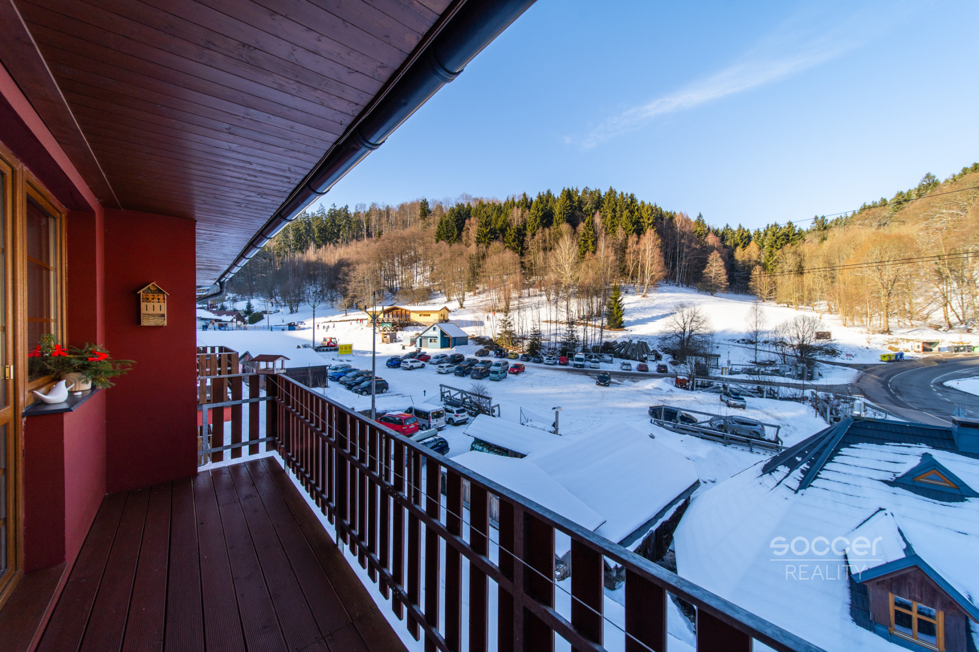 Z obýváku přímo na sjezdovku! Stylový apartmán 1+kk s terasou a parkováním – Prkenný Důl