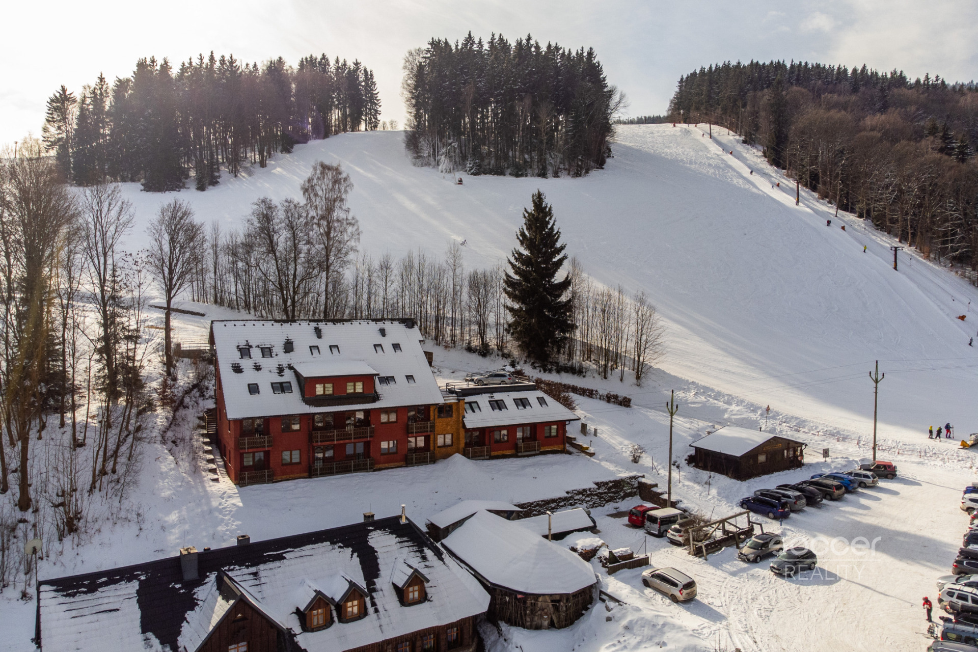 Z obýváku přímo na sjezdovku! Stylový apartmán 1+kk s terasou a parkováním – Prkenný Důl