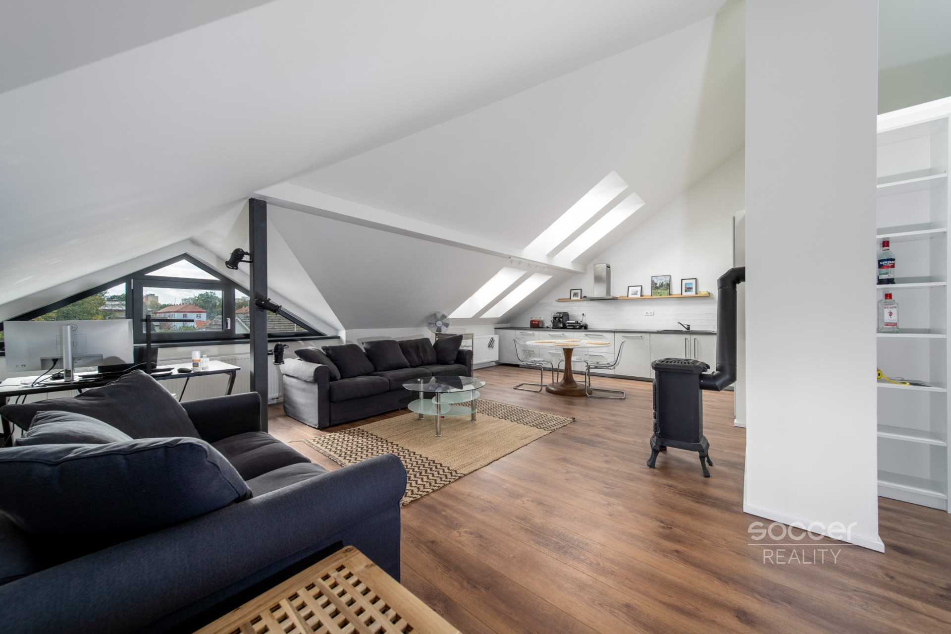 Výjimečný podkrovní byt s nádechem ateliéru ve vile se zahradou.