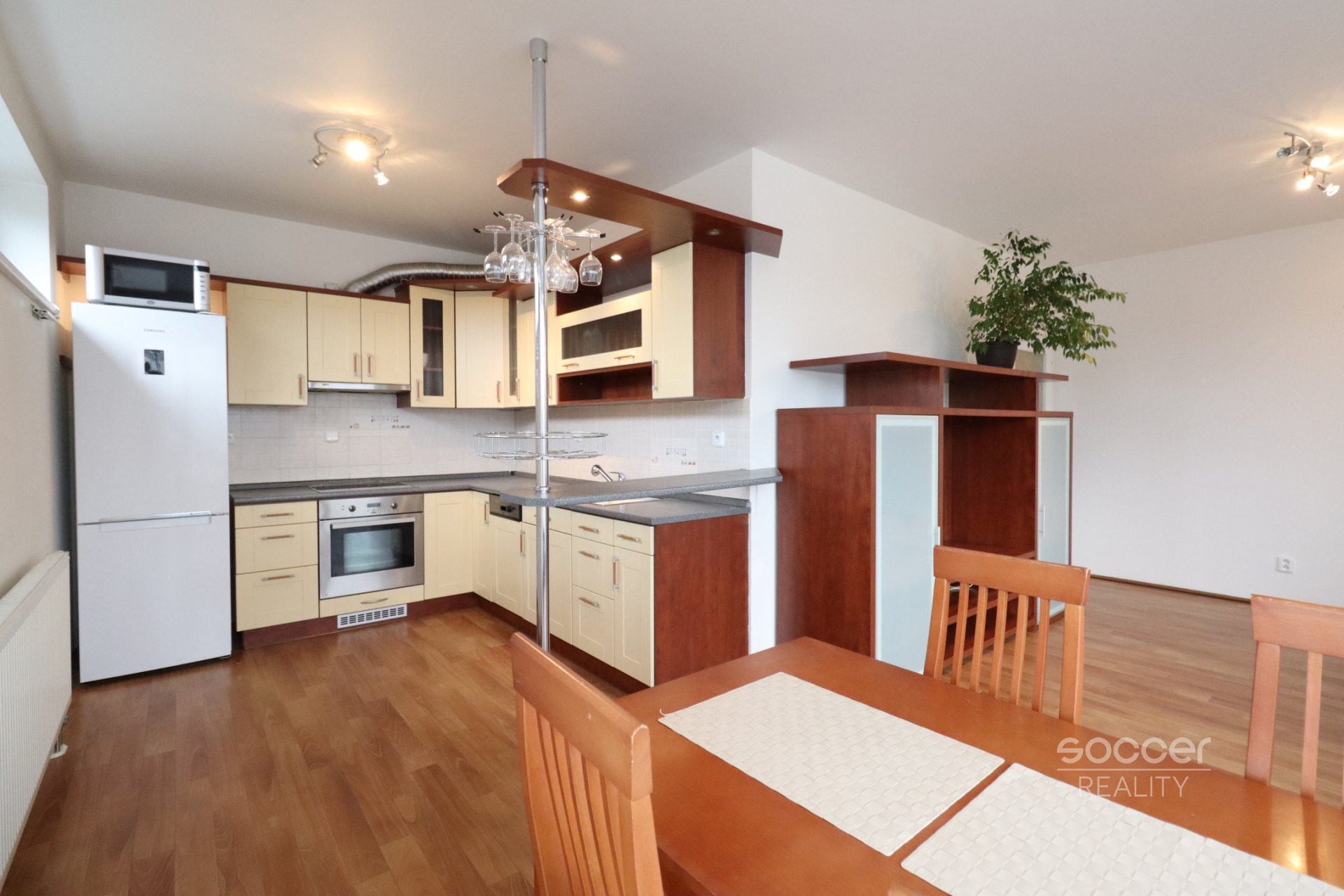 Pronájem bytu 2+kk/B/G, 59 m2 + 7 m2 balkon, ulice Pod Nouzovem, Praha – Kbely. 