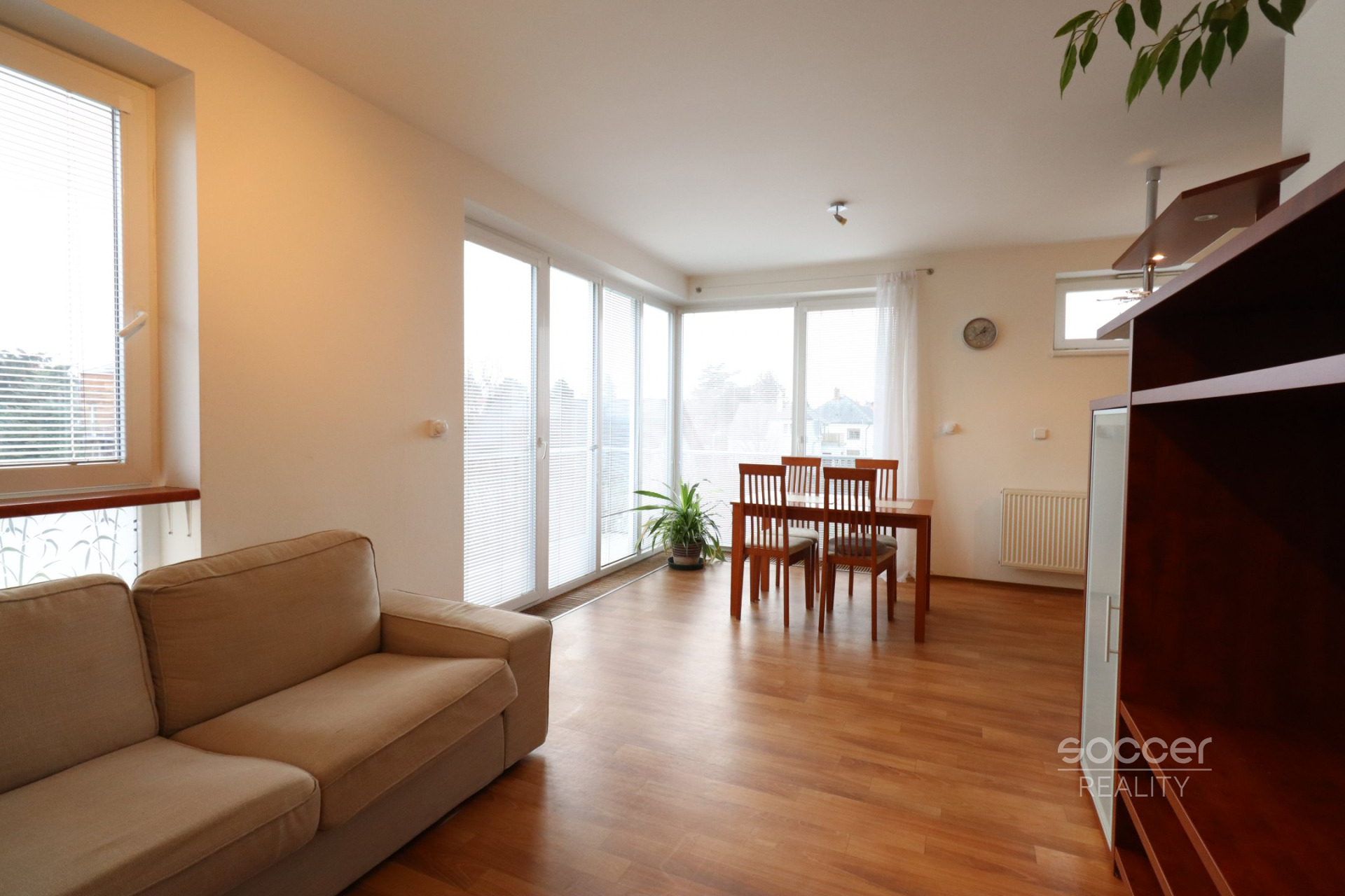 Pronájem bytu 2+kk/B/G, 59 m2 + 7 m2 balkon, ulice Pod Nouzovem, Praha – Kbely. 