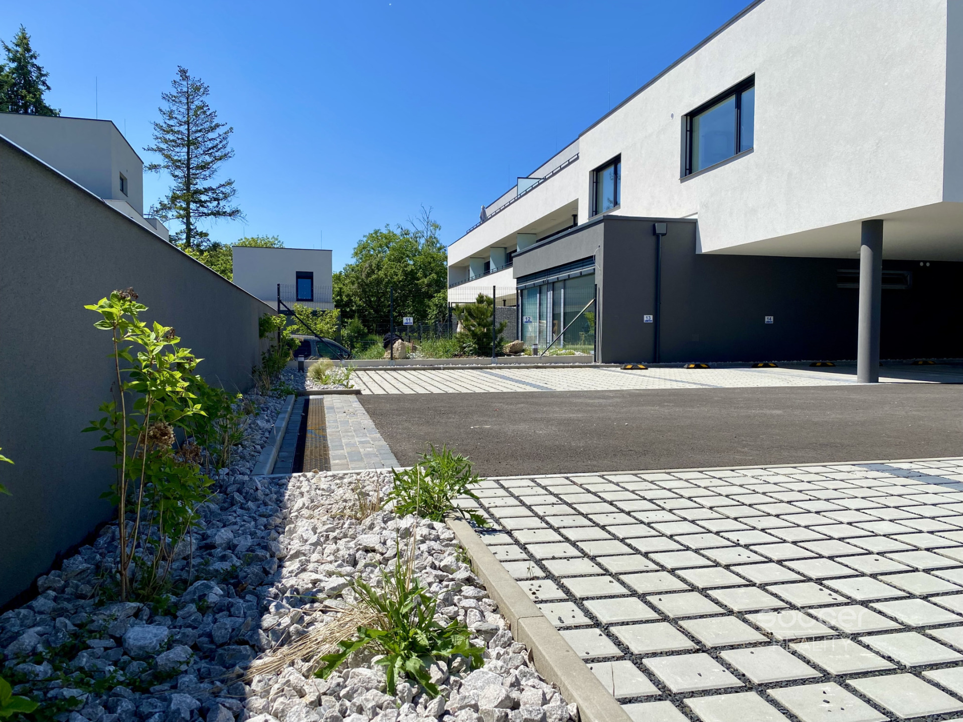 Nový apartmán s terasou a parkovacím stáním v prestižní čtvrti.