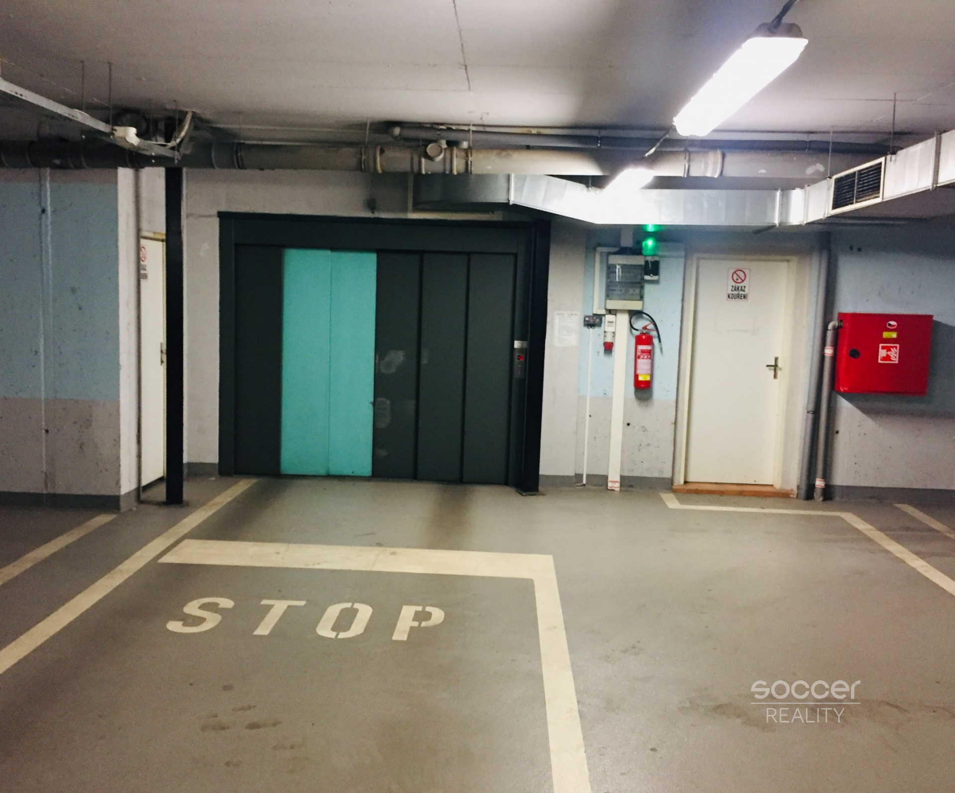 Pronájem garážového hydraulického stání, ulice Pešlova, Praha 9 - Vysočany. 