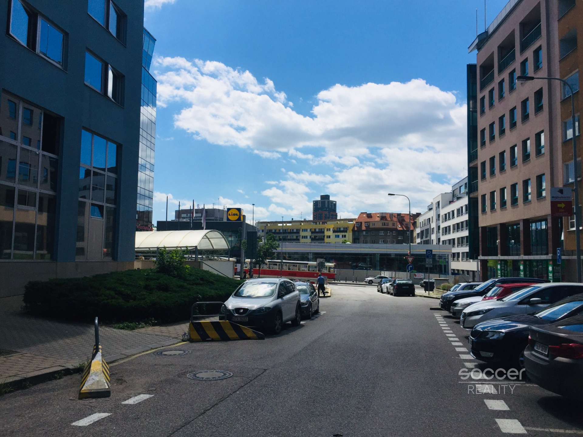 Pronájem garážového hydraulického stání, ulice Pešlova, Praha 9 - Vysočany. 