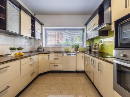 Nízkoenergetický řadový RD 4+kk s FV v Úvalech u Prahy | Prodej - dům/vila, 122 m²