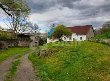 Velký dům 340m2,  2 byty + další prostory, pozemkem 52.922m2, s velkým potenciálem na krásném místě. | Prodej - dům/vila, 340 m²