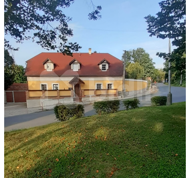 Prodej komerčního objektu s restaurací, barem a 2 bytovými jednotkami, Zdiby, Praha východ