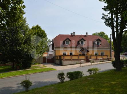 Prodej nemovitosti s restaurací, barem a 2 bytovými jednotkami, Zdiby, Praha východ | Prodej - dům/vila, 340 m²