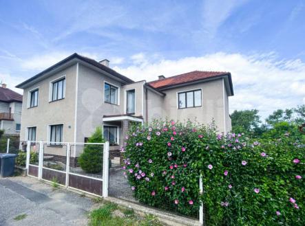 Prodej vícegeneračního domu 7+2 s krásnou zahradou v obci Podluhy | Prodej - dům/vila, 230 m²