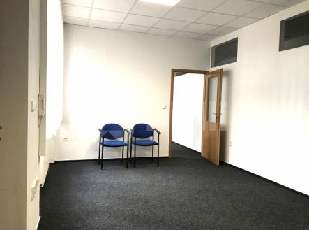 Pronájem 2 kanceláří, 32m2, Hradec Králové - malé náměstí. | Pronájem - kanceláře, 32 m²