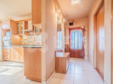 Prodej rodinného domu Benešov - kuchyň a chodba | Prodej - dům/vila, 150 m²