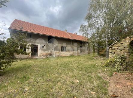 Nabídka domu s velkým pozemkem a potenciálem pro farmářské a podnikatelské aktivity v obci Svatbín | Prodej - zemědělský objekt, 12 900 m²