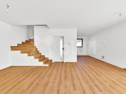 Obývací pokoj, schodiště a kuchyňský kout | Prodej - dům/vila, 108 m²