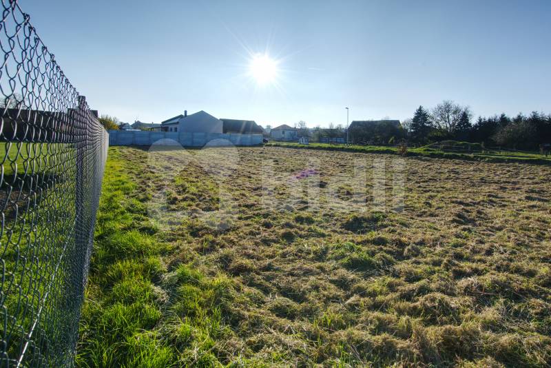 Prodej Stavebního pozemku 1.216 m2; s kompletními inženýrskými sítěmi v Dolní Lukavici