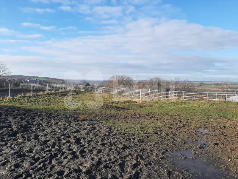 Stavební pozemek (670m2) s dechberoucím výhledem, Pchery, okr. Slaný