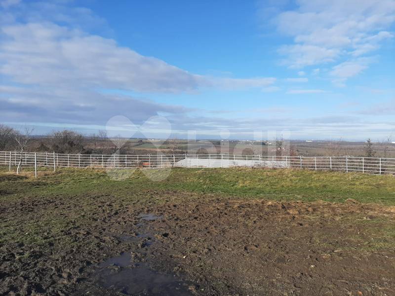 Stavební pozemek (691m2) s dechberoucím výhledem, Pchery, okr. Slaný