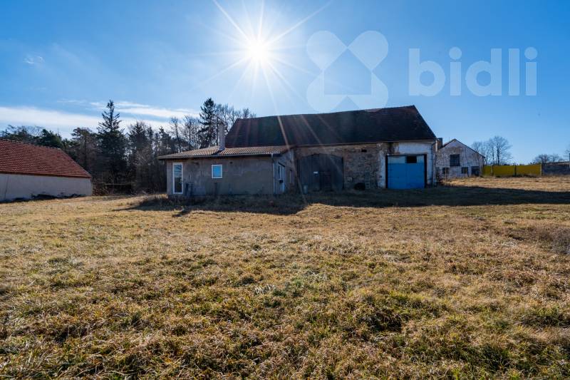 Prodej stavby a stavebního pozemku 3.097 m2 v Dalekých Dušníkách u Dobříše