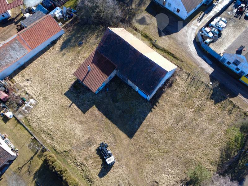 Prodej stavby a stavebního pozemku 3.097 m2 v Dalekých Dušníkách u Dobříše