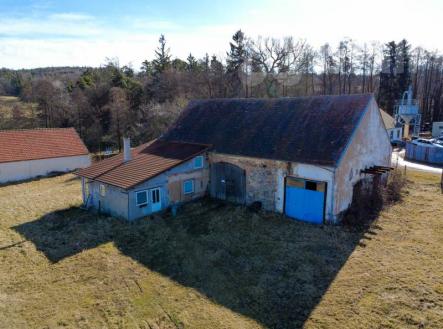 Prodej stavby a stavebního pozemku 3.097 m2 v Dalekých Dušníkách u Dobříše | Prodej - zemědělský objekt, 3 097 m²