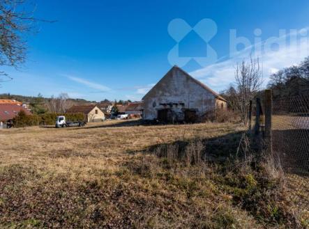 Prodej stavby a stavebního pozemku 3.097 m2 v Dalekých Dušníkách u Dobříše | Prodej - zemědělský objekt, 3 097 m²