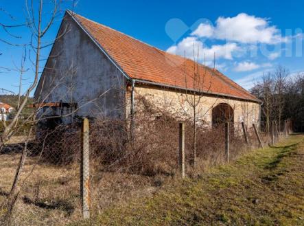 Prodej stavby a stavebního pozemku 3.097 m2 v Dalekých Dušníkách u Dobříše | Prodej - zemědělský objekt, 3 097 m²