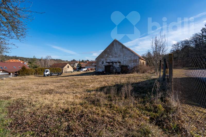 Prodej stavby a stavebního pozemku 3.097 m2 v Dalekých Dušníkách u Dobříše