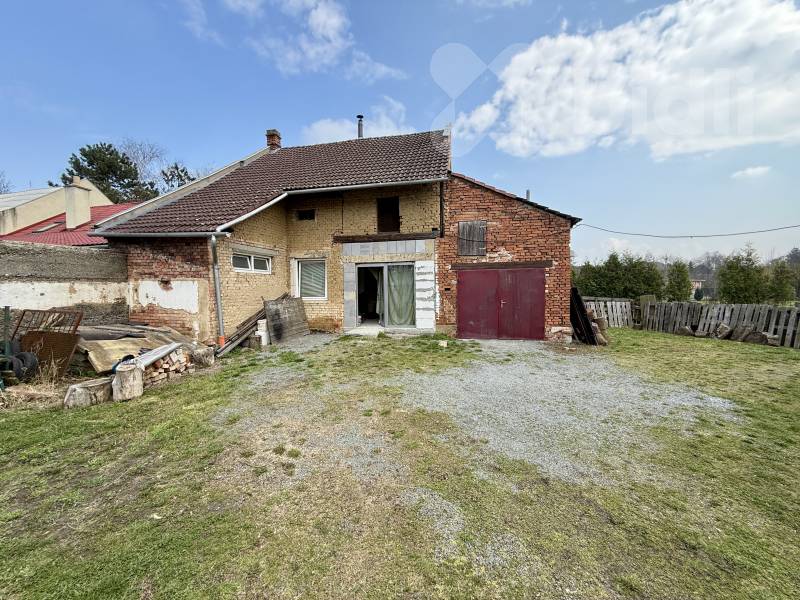 Nemovitost s velkým pozemkem 2696 m2, Chrášťany, Hulín