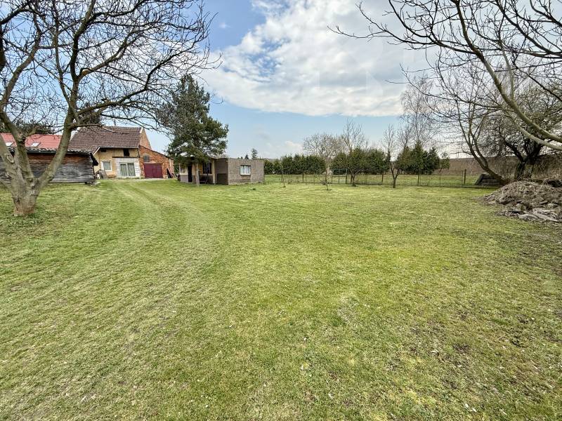 Nemovitost s velkým pozemkem 2696 m2, Chrášťany, Hulín