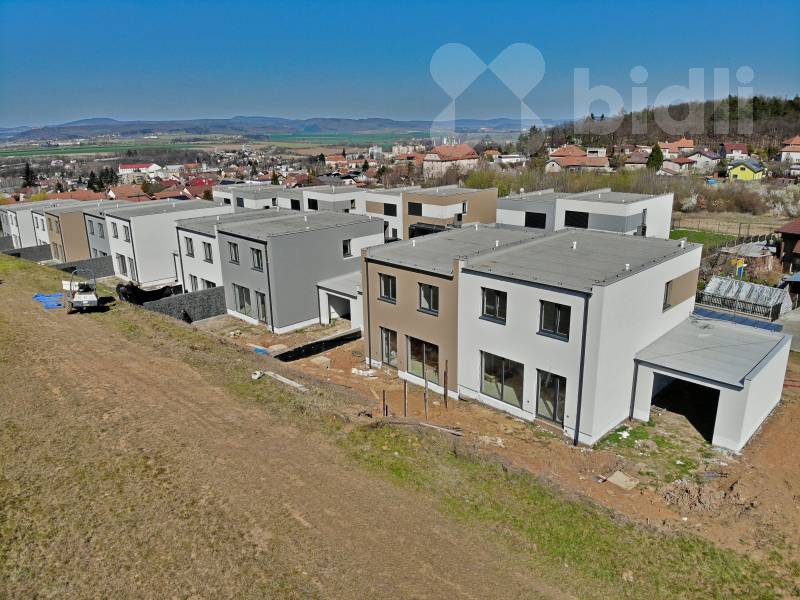 Moderní novostavba 5+kk s pozemkem 503 m2 - ideální pro rodinu, Hořovice
