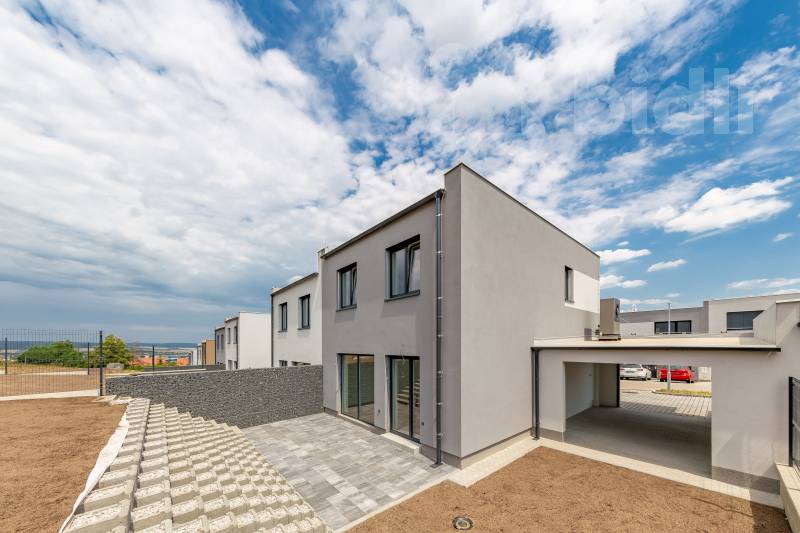Moderní novostavba 5+kk s pozemkem 503 m2 - ideální pro rodinu, Hořovice
